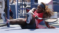 JEDNIKA NA ZEMI. Serena Williamsová spadla bhem utkání 2. kola US Open s...