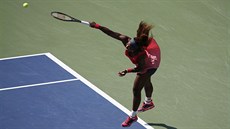 SERVIS. Takto podává svtová jednika Serena Williamsová.