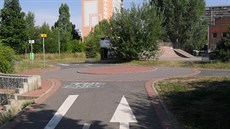 Vzácnost. Kruhový objezd na cyklostezce blízko Bryksovy ulice na erném Most.