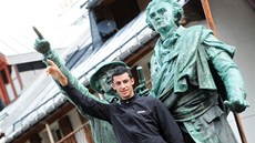 Kilian Jornet u sochy prvního dobyvatele Mont Blanku Jacqua Balmata Kilian Jornet u sochy prvního dobyvatele Mont Blanku Jacqua Balmata