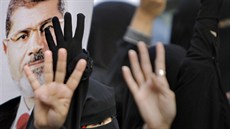 Stoupenci sesazeného prezidenta Mursího pozdvihávají ruku se tymi prsty na...