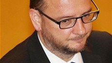 Expremiér Petr Neas (ODS) piel na jednání Poslanecké snmovny s plnovousem.