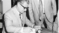 V roce 1982 se předseda vlády Lubomír Štrougal podepsal do pamětní knihy... V roce 1982 se předseda vlády Lubomír Štrougal podepsal do pamětní knihy...