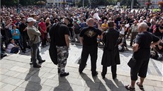 Pohled na protiromskou demonstraci na Prokeov námstí. (24. srpna 2013)