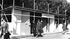 V roce 1970 byly pavilony složené z lešenářských trubek, překližek a... V roce 1970 byly pavilony složené z lešenářských trubek, překližek a...