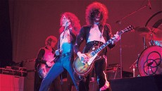 Kytarista Jimmy Page spolen s baskytaristou Johnem Paulem Jonesem a bubeníkem Jasonem Bonhamem natáí nový materiál.