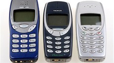 Ti velké legendy Nokie: zleva Nokia 3210, Nokia 3310 a Nokia 3410. Telefony...