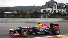 PED VYHLÍDKOU. Sebastian Vettel s vozem Red Bull v tréninku Velké ceny Belgie