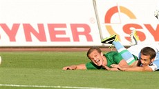 Jablonecký Jan Kopic a Nacho Pérez z Betisu Sevila v souboji v utkání play-off... Jablonecký Jan Kopic a Nacho Pérez z Betisu Sevila v souboji v utkání play-off...