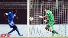 Liberecký záloník Dzon Delarge stílí druhý gól v utkání v Terstu proti Udine....