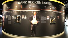 Franz Beckenbauer (vpravo) pebírá ocenní z rukou Seppa Blattera, Momentka z roku 2013.