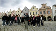 Námstí v Teli zapsané v seznamu památek UNESCO bývalo i pes sezonu plné aut. Letos u druhým rokem se na nj od ervna dostanou jen majitelé povolení.