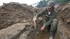 Archeolog Václav oukal zkoumá výkop v Nezvalov ulici v centru Tebíe. Práv...