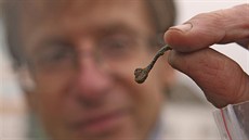 Archeolog Milan Voká ukazuje záunice, které se naly v Nezvalov ulici v...