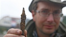 Archeolog Václav oukal ukazuje noík, který se nael v Nezvalov ulici v...