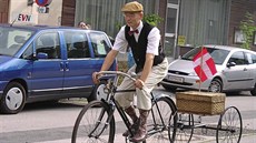 Martin Kadlec vyjídí na akce napíklad na tomto historickém kole s odpruenou...