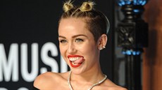 Miley Cyrusová se snaí za kadou cenu dokázat, e u není malá holka.