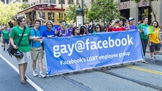 Mark Zuckerberg a jeho zamstnanci se zúastnily pochodu Gay Pride v San...