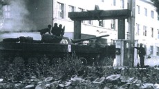 Okupantské tanky dorazily ke kasárnám v Holešově, dovnitř je však výsadkáři... Okupantské tanky dorazily ke kasárnám v Holešově, dovnitř je však výsadkáři...