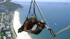 William Passman na paraglidu nad Rio de Janeirem
