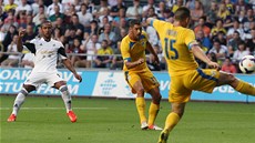 Fotbalista Swansea Wayne Routledge stílí úvodní gól prvního duelu play-off o