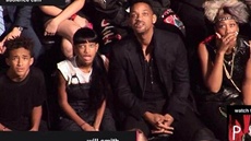 Will Smith s rodinou sleduje lascivní vystoupení Miley Cyrusové na cenách MTV.