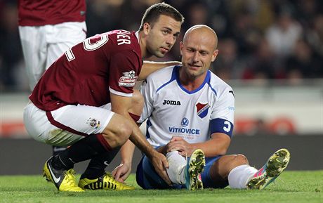 POMَU TI. Josef Hubauer (vlevo) pomáhá zpátky na nohy Martinu Lukeovi -...