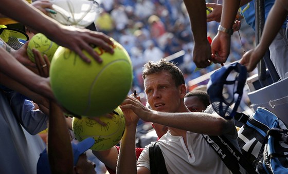 eský tenista Tomá Berdych se podepisuje fanoukm po postupu do 3. kola US