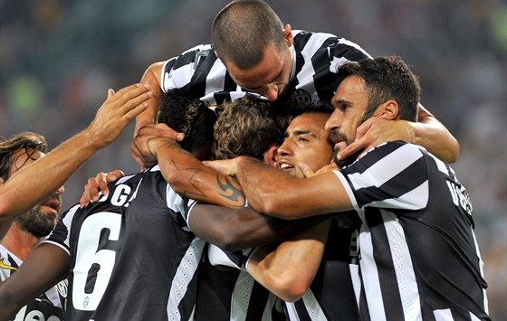 DVOUGÓLOVÝ VIDAL. Záloník Juventusu Arturo Vidal (druhý zprava) slaví jeden ze...