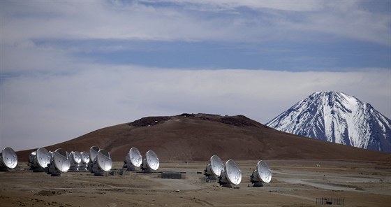 Antény teleskopu ALMA v pouti Atacama