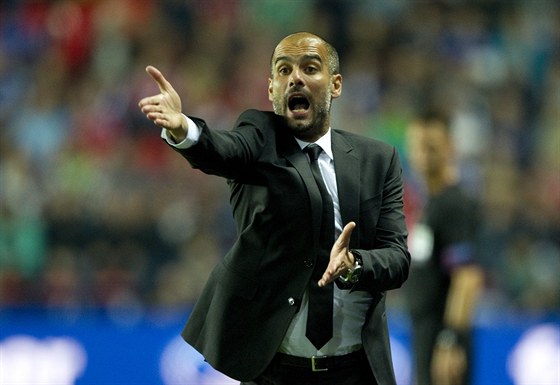 VÍTZNÉ KOUOVÁNÍ. Pep Guardiola dovedl fotbalisty Bayernu Mnichov k triumfu v...