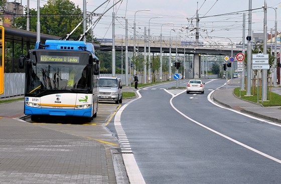 Nová ást prodlouené Porákové ulice v Ostrav u slouí autm a od 1. záí po