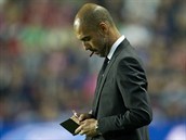 TOHLE SI MUSM POZNAMENAT. Pep Guardiola, kou fotbalist Bayernu Mnichov, si...