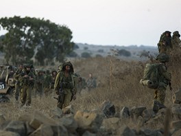 Izraelt vojci se astn cvien v Golanskch vinch (30. srpna 2013) 