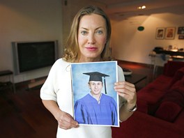 Plastická chirurgyn Monika Grzesiaková (48) ukazuje fotografii syna Lukasze...