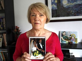 Úednice Boguslawa Dobrzynská (63) ukazuje svatební fotografii svého syna...