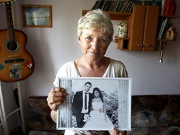 Bankovní úednice Hanna Mieszkowská (53) ukazuje svatební fotografii svého syna...