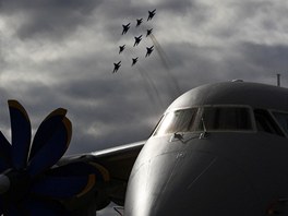 STÍHAKY. Bojové stíhaky MiG-29 a Suchoj Su-27 pedvádí akrobatické...