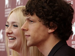 Dakota Fanningová a Jesse Eisenberg v Benátkách