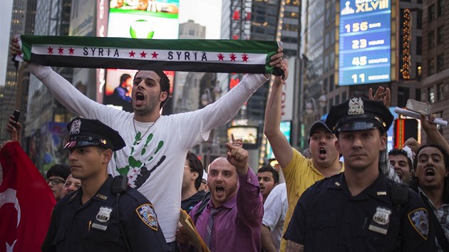 Nkolik stovek lid halasn demonstrovalo na znm newyorsk kiovatce Times Square proti ppadn americk intervenci v Srii. (30. srpna 2013)