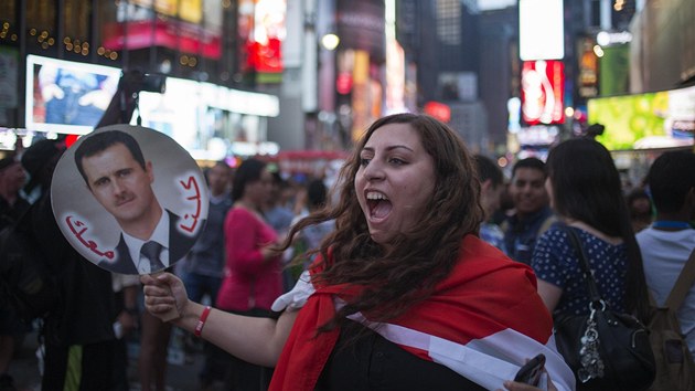 Nkolik stovek lid halasn demonstrovalo na znm newyorsk kiovatce Times Square proti ppadn americk intervenci v Srii. (30. srpna 2013)
