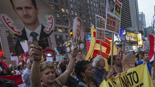 Nkolik stovek lid halasn demonstrovalo na znm newyorsk kiovatce Times Square proti ppadn americk intervenci v Srii. (30. srpna 2013)
