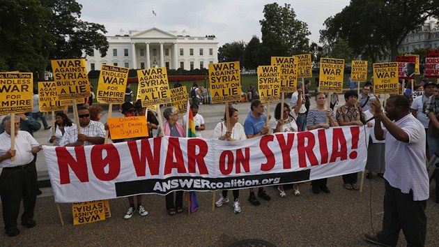 Lid protestovali proti invazi do Srie i ped Blm domem ve Washingtonu. (30. srpna 2013) 