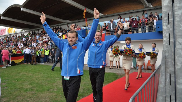 et kanoist Jaroslav Rado a Filip Dvok (zleva) pichzej k medailovmu ceremonilu na mistrovstv svta v rychlostn kanoistice v nmeckm Duisburgu. V zvod na 1000 metr obsadili tet msto.