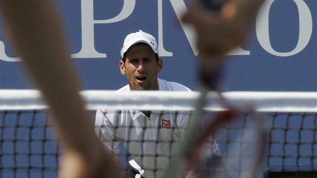 Srbsk tenista Novak Djokovi ek na servis soupee v utkn 2. kola US Open.