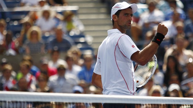 Srbsk tenista Novak Djokovi se raduje z poveden vmny v utkn 2. kola na US Open.