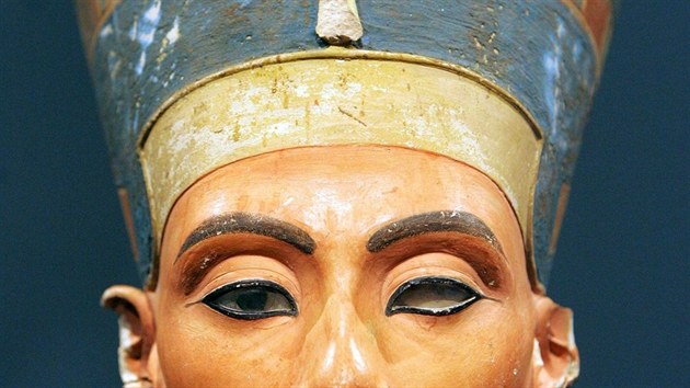 Prvn on linky a ppravky na asy se objevily u ve starm Egypt. Tehdy se nejastji vyrbly z tmavch minerl a pouvaly se na horn i doln vko - dokazuje to i znm socha krlovny Nefertiti.