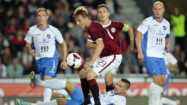 DOPEDU. Sparansk zlonk Ladislav Krej (u me) zskal po souboji s Antonnem Fantiem (na zemi) m a vyr do toku. Momentka z utkn Sparta vs. Bank Ostrava.