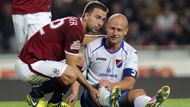 POMَU TI. Josef Hubauer (vlevo) pomh zptky na nohy Martinu Lukeovi - momentka z utkn Sparta vs. Bank Ostrava.