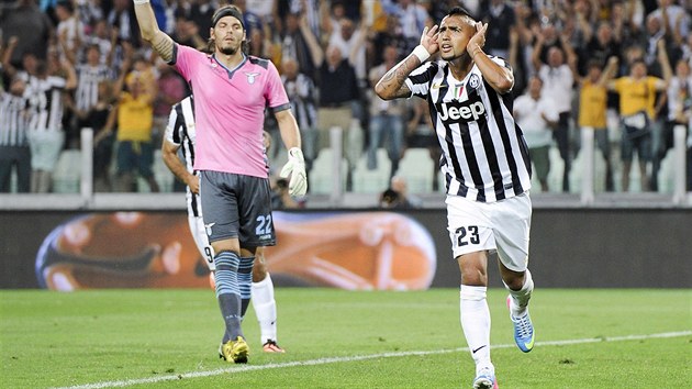 J VS NESLYM! Arturo Vidal z Juventusu Turn (vpravo) pekonal v zpase proti Laziu m Federica Marchettino (v rovm) dvakrt.